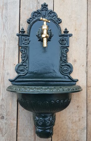 Gusseisen wandbrunnen schwarz oder dunkelgrün