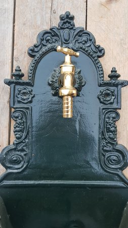 Gusseisen wandbrunnen schwarz oder dunkelgrün