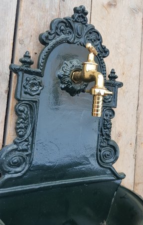 Gusseisen wandbrunnen schwarz oder dunkelgrün