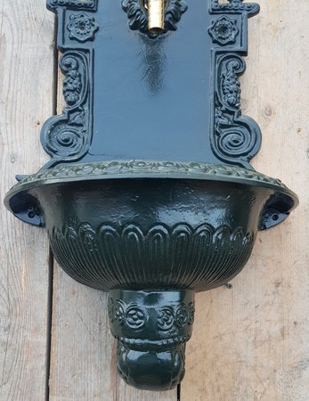 Gusseisen wandbrunnen schwarz oder dunkelgrün