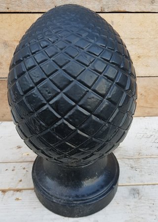 Große gusseisen tannenzapfen
