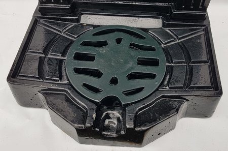 Antike standbrunnen mit kupfer wasserhahn