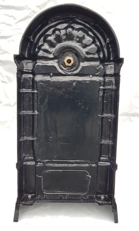 Antike standbrunnen mit kupfer wasserhahn