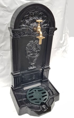 Antike standbrunnen mit kupfer wasserhahn