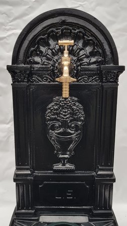 Antike standbrunnen mit kupfer wasserhahn