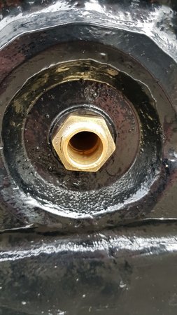 Antike standbrunnen mit kupfer wasserhahn