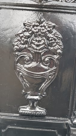 Antike standbrunnen mit kupfer wasserhahn
