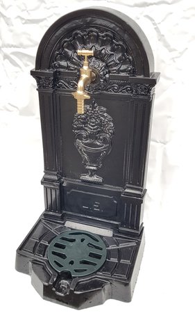 Antike standbrunnen mit kupfer wasserhahn