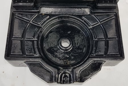 Antike standbrunnen mit kupfer wasserhahn