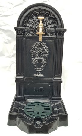 Antike standbrunnen mit kupfer wasserhahn