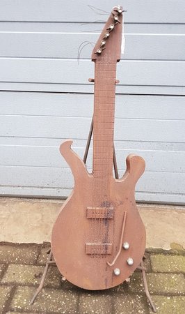 Große gitarre aus Cortenstahl