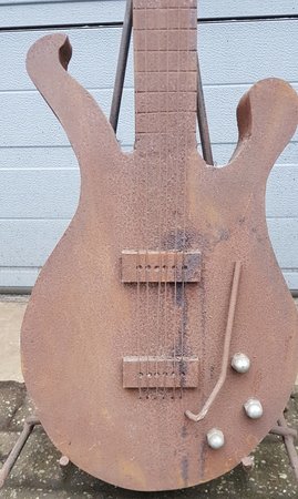 Große gitarre aus Cortenstahl