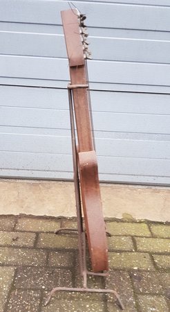 Große gitarre aus Cortenstahl