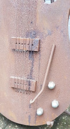 Große gitarre aus Cortenstahl