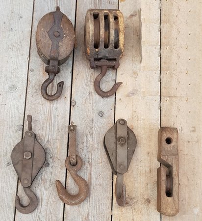 Alten hölzernen Flaschenzüge und Haken aus Gusseisen und Holz