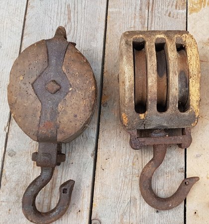 Alten hölzernen Flaschenzüge und Haken aus Gusseisen und Holz