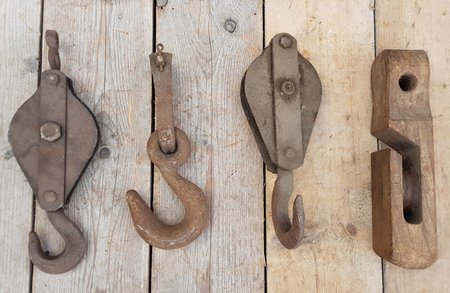 Alten hölzernen Flaschenzüge und Haken aus Gusseisen und Holz