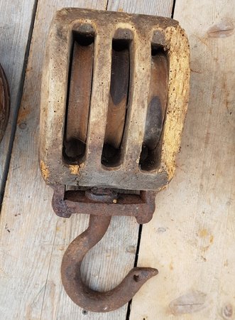 Alten hölzernen Flaschenzüge und Haken aus Gusseisen und Holz