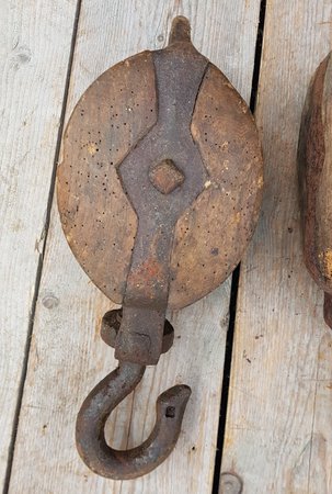Alten hölzernen Flaschenzüge und Haken aus Gusseisen und Holz