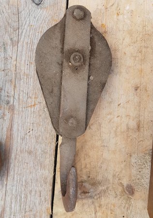 Alten hölzernen Flaschenzüge und Haken aus Gusseisen und Holz
