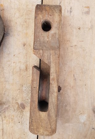Alten hölzernen Flaschenzüge und Haken aus Gusseisen und Holz