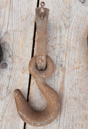 Alten hölzernen Flaschenzüge und Haken aus Gusseisen und Holz