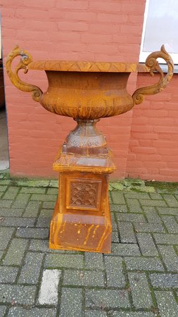 Gusseisen amphore mit sockel