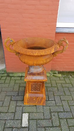 Gusseisen amphore mit sockel