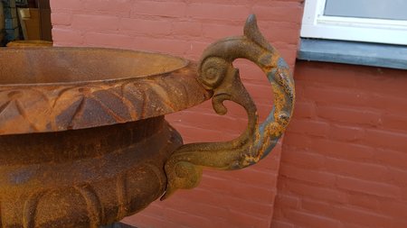 Gusseisen amphore mit sockel