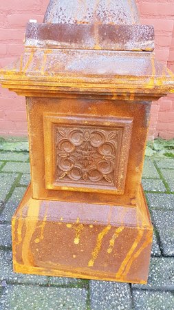 Gusseisen amphore mit sockel
