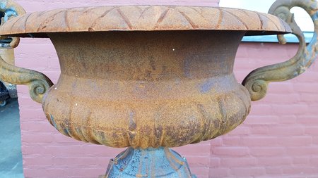 Gusseisen amphore mit sockel