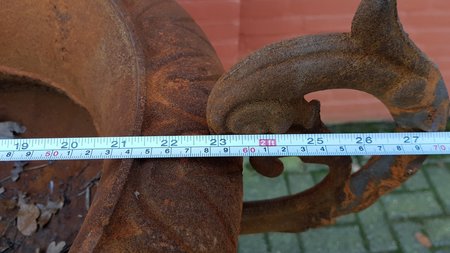 Gusseisen amphore mit sockel