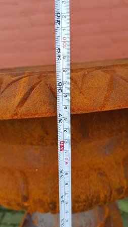 Gusseisen amphore mit sockel