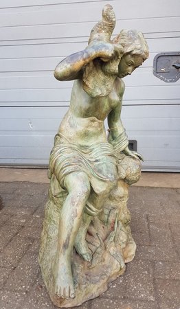 Antike bronze Frau brunnen