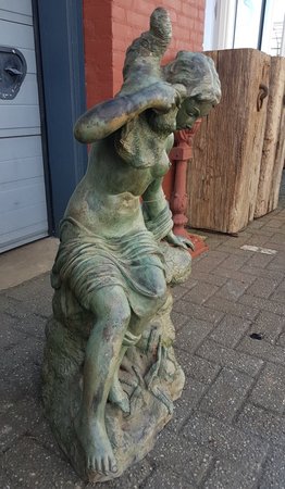 Antike bronze Frau brunnen