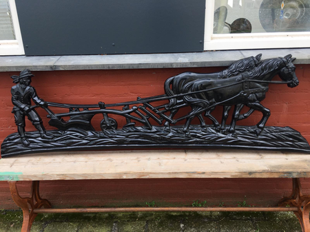 Ornament pflügender Bauer mit Pferd