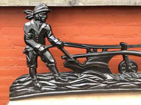 Ornament pflügender Bauer mit Pferd