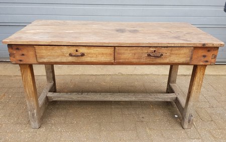 Alte industrieller Holztisch