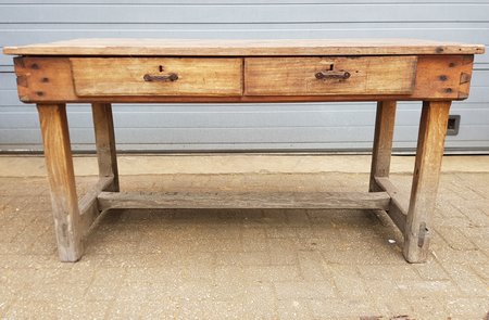 Alte industrieller Holztisch