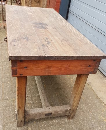 Alte industrieller Holztisch