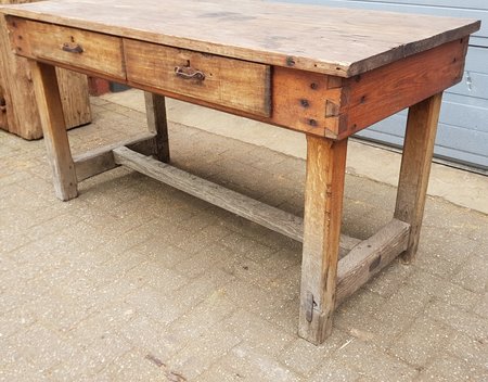 Alte industrieller Holztisch