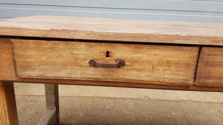 Alte industrieller Holztisch