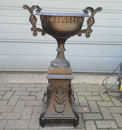Einzigartige gusseisen vase mit sockel