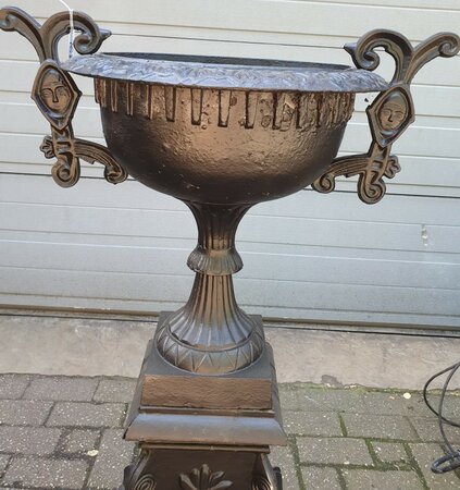 Einzigartige gusseisen vase mit sockel