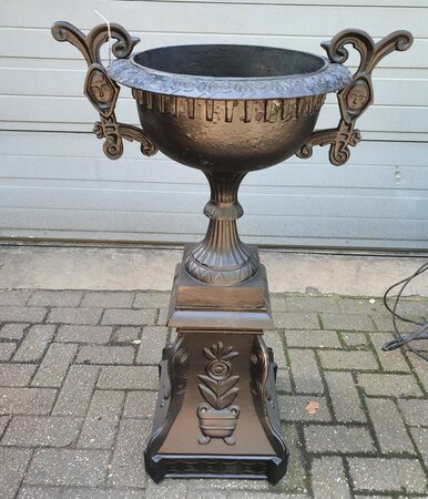 Einzigartige gusseisen vase mit sockel