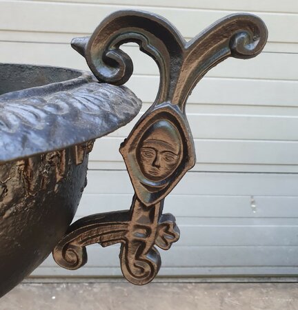 Einzigartige gusseisen vase mit sockel
