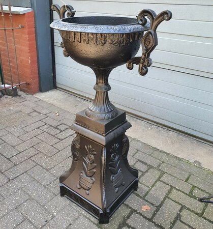 Einzigartige gusseisen vase mit sockel