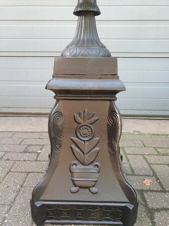 Einzigartige gusseisen vase mit sockel