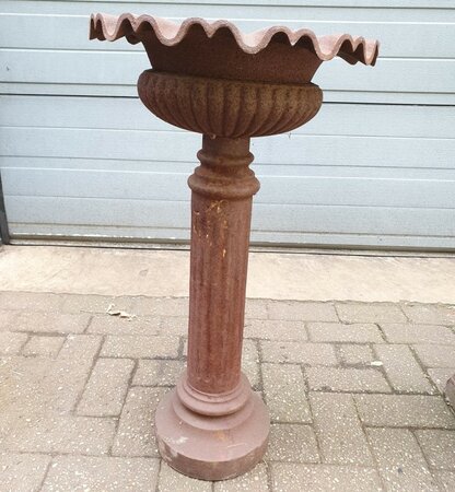 Gusseisen blumentopf auf römischer sÀule