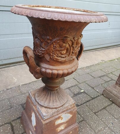 Rostige gusseisen vase mit sockel